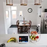 Castle Manor, 4 Bed Seaside Retreat * سكرابورو