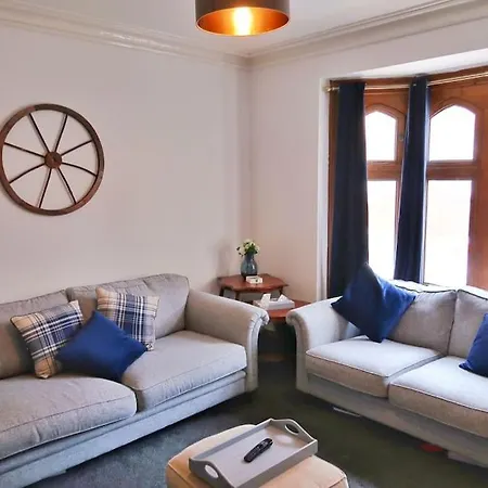 Castle Manor, 4 Bed Seaside Retreat شقة