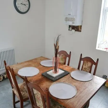 Castle Manor, 4 Bed Seaside Retreat *