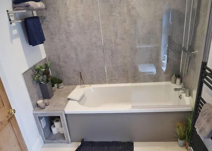 Castle Manor, 4 Bed Seaside Retreat *